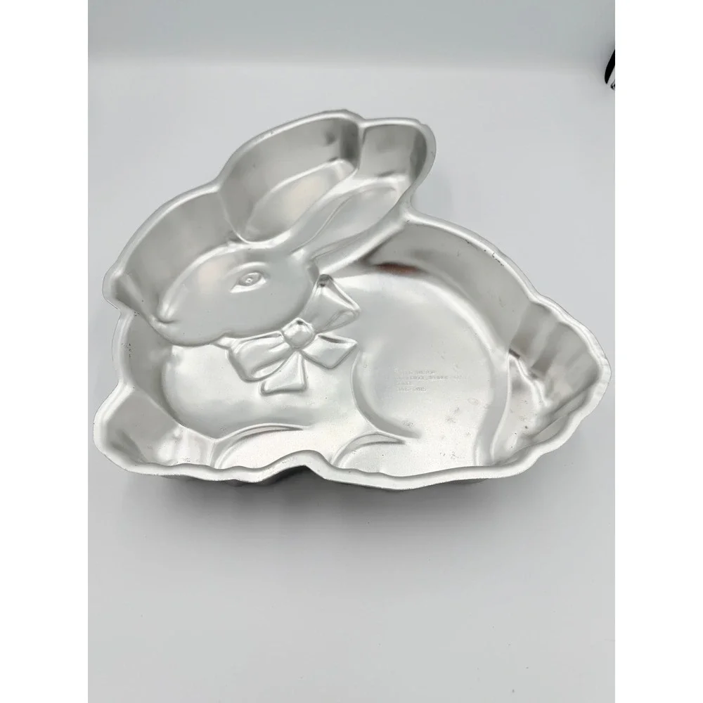 Wilton Vintage 1986 Sitting Bunny Rabbit Cake Pan Aluminum Easter Mold 2105-2015